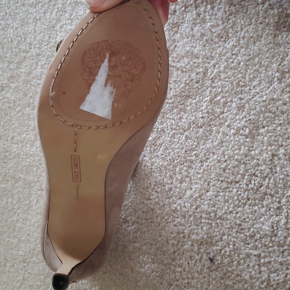 Vince Camuto gold and tan heel size 7M 37 NWOT 4 " heels - Picture 9 of 11